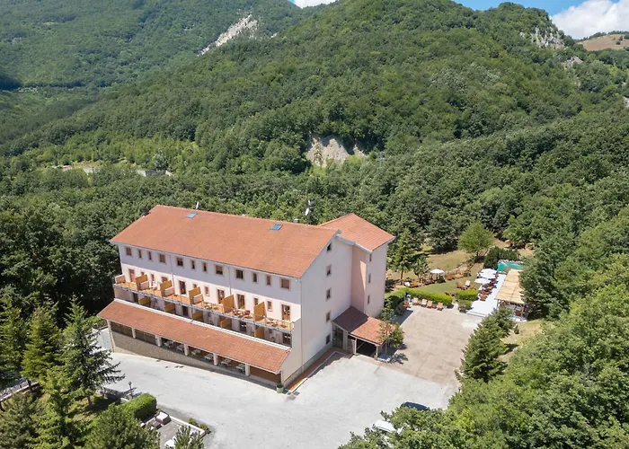 Rasinus 4* روكاراسو